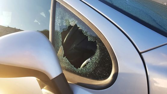 Petite vitre latérale avant (custode) du véhicule brisée.